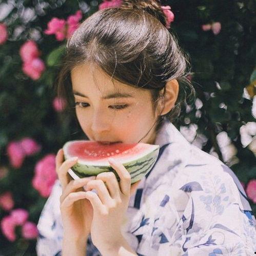 吃瓜女孩头像情侣,吃瓜女孩头像情侣的浪漫故事